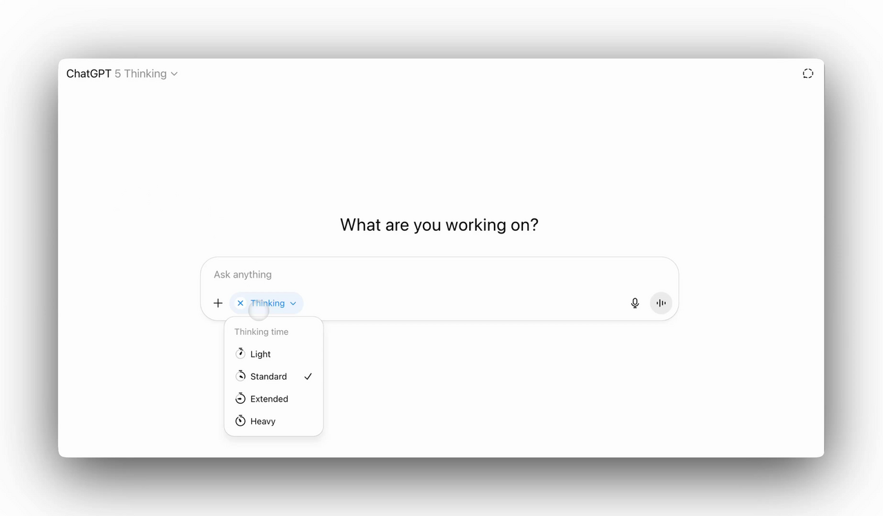 ChatGPTの画面。上部に［ChatGPT 5 Thinking］と表示され、中央に［What are you working on?］と書かれている。入力欄には［Ask anything］とあり、その下に［Thinking］のタグが付いている。タグをクリックした状態でプルダウンメニューが開いており、［Thinking time］として［Light］［Standard（選択済み）］［Extended］［Heavy］の4つの選択肢が表示されている